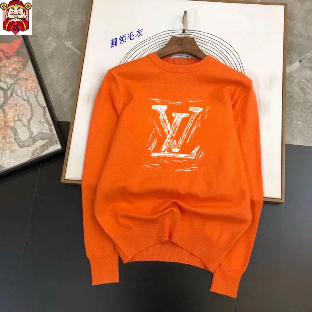 🅿️240 【LV Louis Vuitton】Autumn and winter classic round neck pullover sweater, in full condition! ! ! Wool blended fabric, the latest model in 2025, golden ratio! ! Slim-fitting soft gold, versatile and practical item, the combination and practicality are extremely powerful, simple and elegant, and classy! To create your own style, it is highly recommended to buy it in two colors. The standard slim fit tailoring process is suitable for both young and old men. It is knitted from wool and will not cause any discomfort! While keeping warm, it is stylish, textured and wearable, and the classic logo with contrasting colors on the chest feels in place! ! Recommended for regular customers! ! Size M-3XL (maximum wear: 190 pounds)